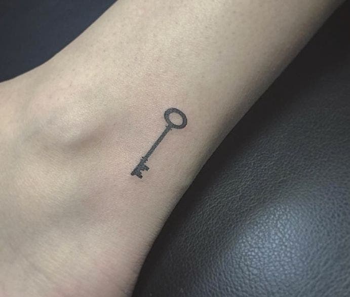 Tatouage clé minimaliste Tatouage clé minimaliste