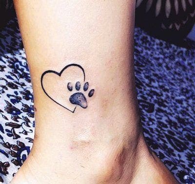 Tatouage cœur et empreinte minimalistes Tatouage cœur et empreinte minimalistes