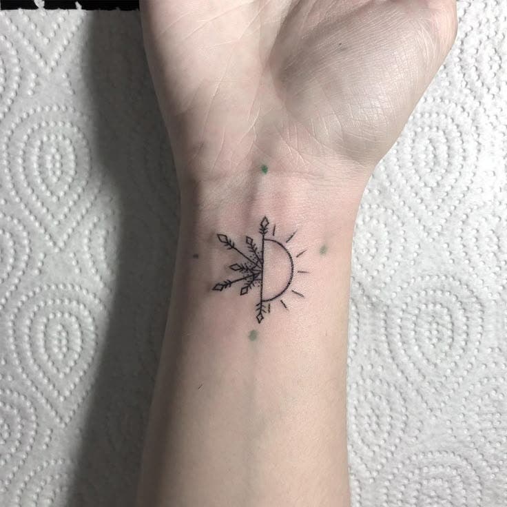 Tatouage de soleil et flocon de neige sur les avant-bras Tatouage de soleil et flocon de neige sur les avant-bras