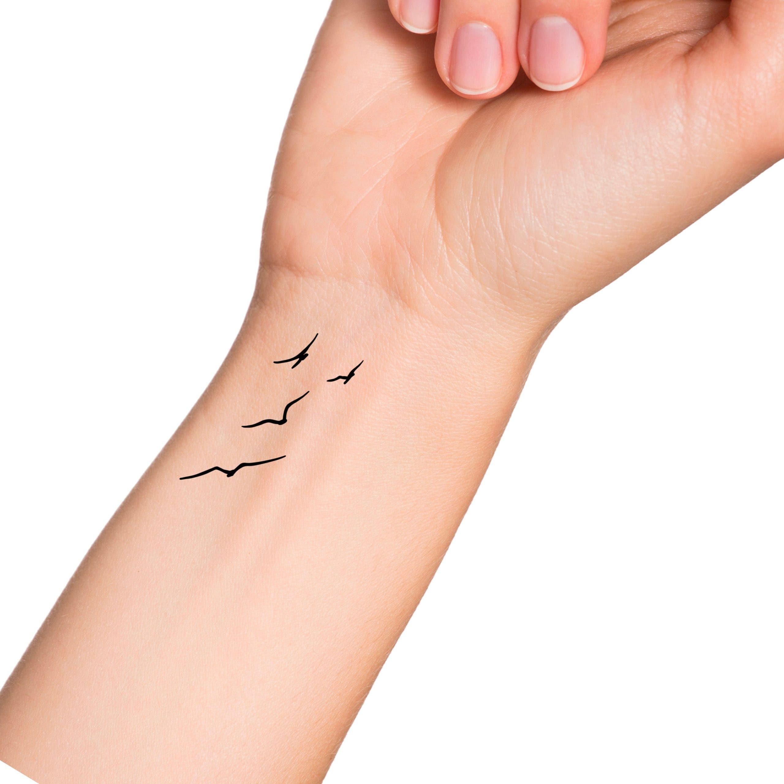 Tatouage de trois oiseaux sur le poignet Tatouage de trois oiseaux sur le poignet