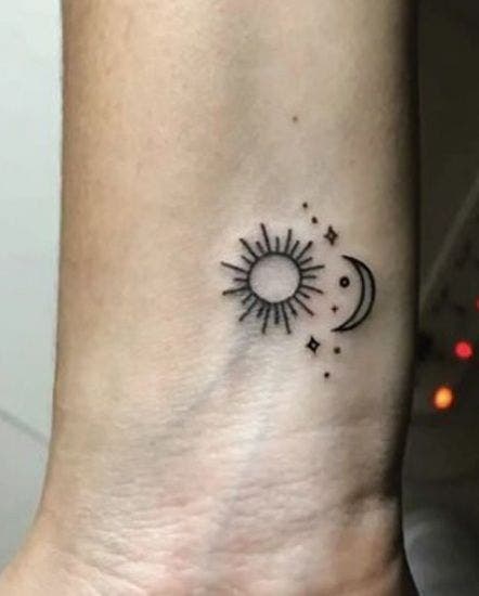 Tatouage du croissant de lune avec soleil sur le côté Tatouage du croissant de lune avec soleil sur le côté