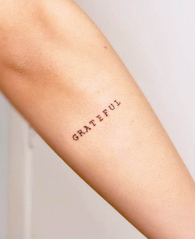 Tatouage mot significatif minimaliste Tatouage mot significatif minimaliste