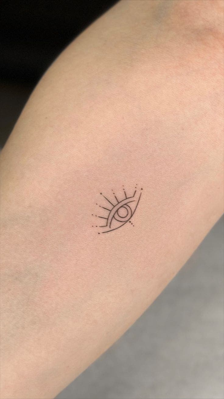 Tatouage œil minimaliste Tatouage œil minimaliste