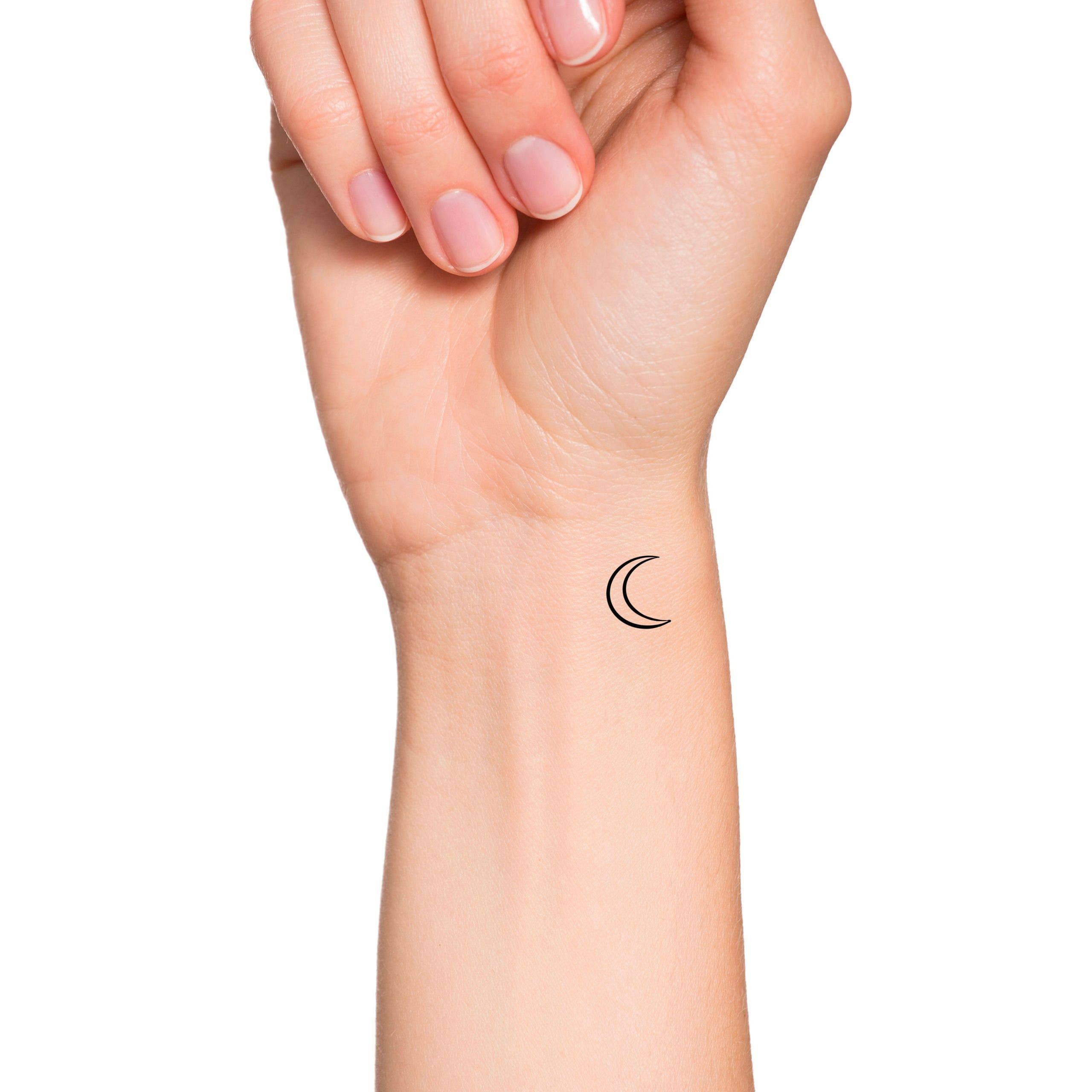 Tatouage petit croissant de lune Tatouage petit croissant de lune