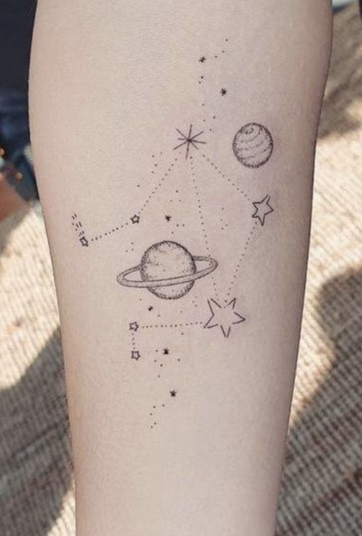 Tatouage planète, étoiles et pointillés minimaliste Tatouage planète, étoiles et pointillés minimaliste