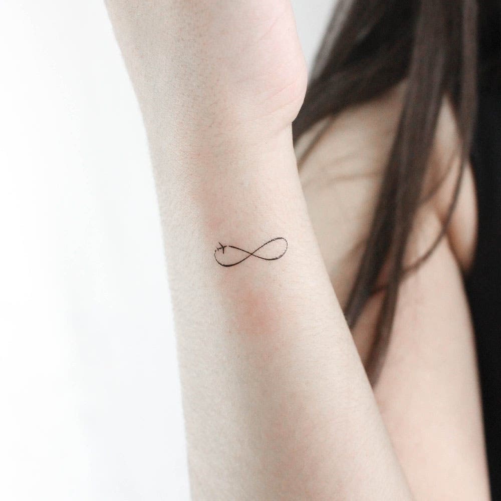 Tatouage symbole de l’infini accompagné d’un petit avion Tatouage symbole de l’infini accompagné d’un petit avion