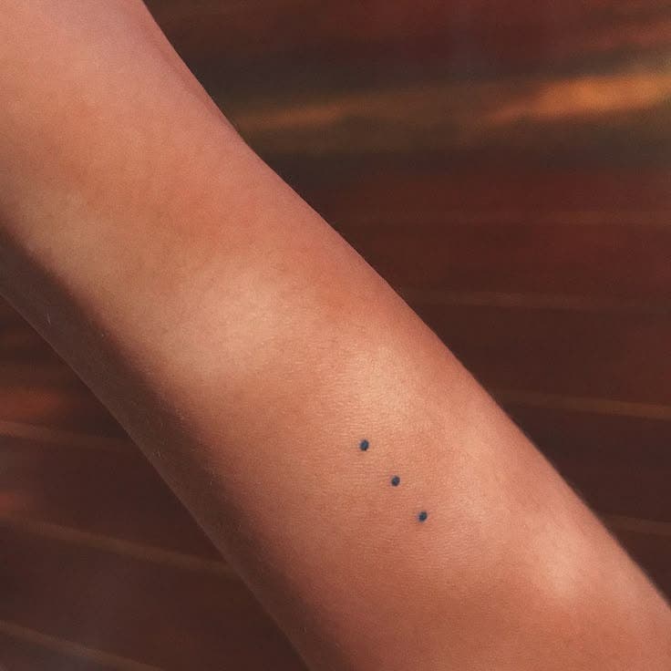 Tatouage trois points minimaliste Tatouage trois points minimaliste