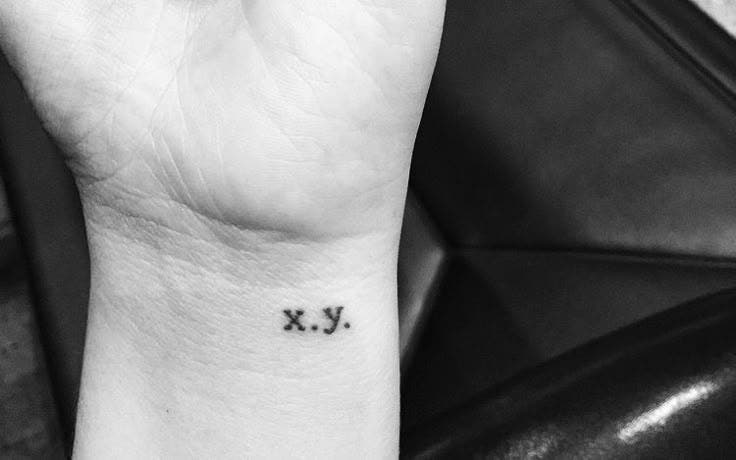 Tatouage x.y, simple et discret Tatouage x.y, simple et discret