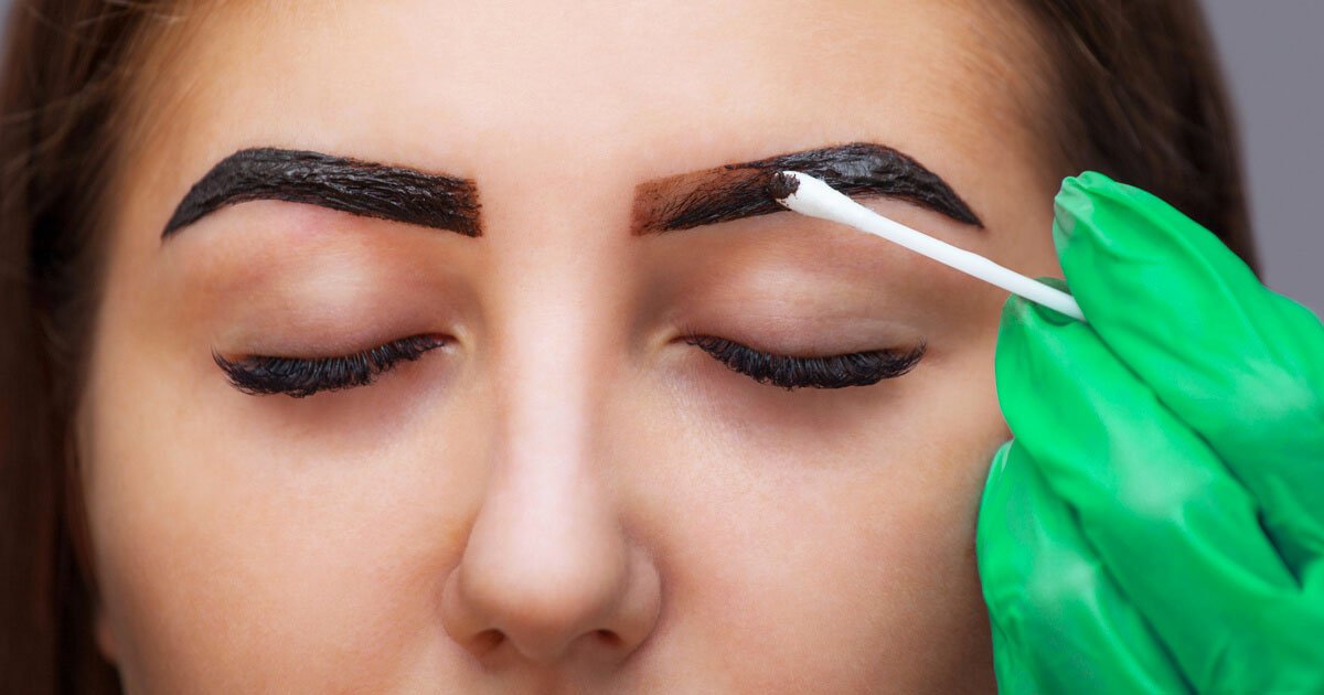 Teinture de sourcils maison, la technique pour les avoir plus épais en