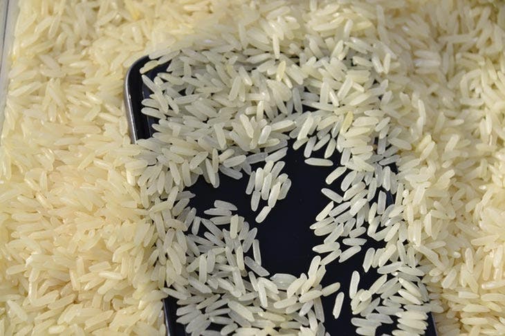 A phone in the middle of the rice