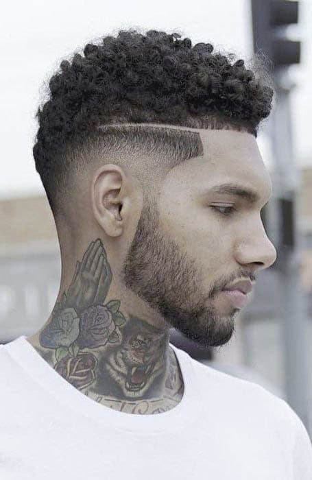 Temple fade avec raie nette sur cheveux afro Temple fade avec raie nette sur cheveux afro