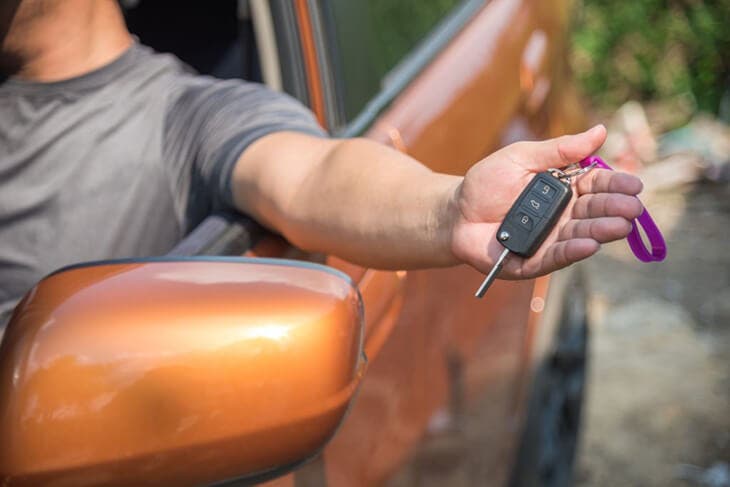 Tenir les clés de la voiture Tenir les clés de la voiture