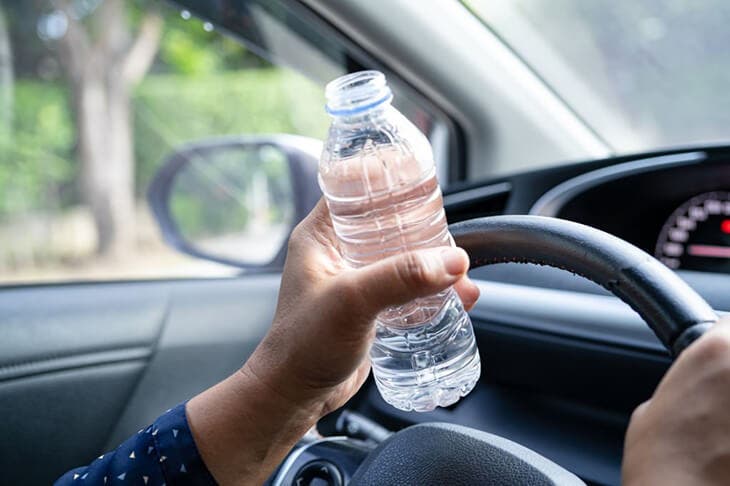 Tenir une bouteille d'eau dans la voiture 