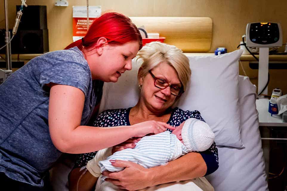 Женщина рожает дочку. Беременные бабушки. Родить в 46 лет.