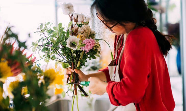 Tiges coupees - Comment conserver un bouquet de fleurs plus longtemps ? 6 astuces de fleuristes infaillibles