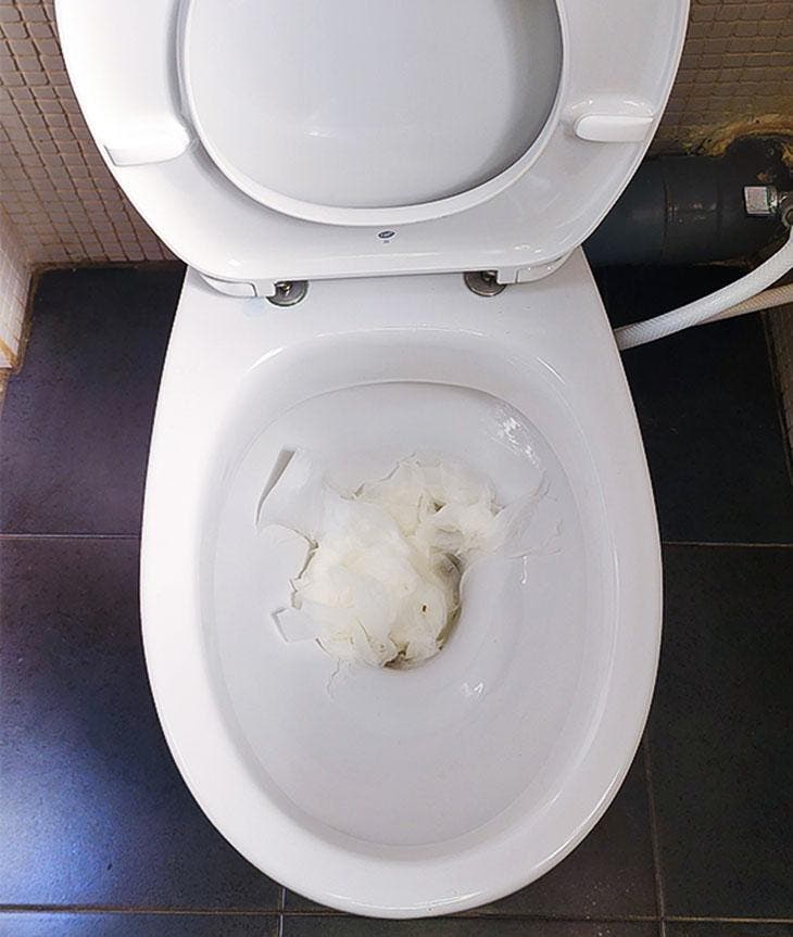 Déboucher des toilettes sans utiliser de ventouse