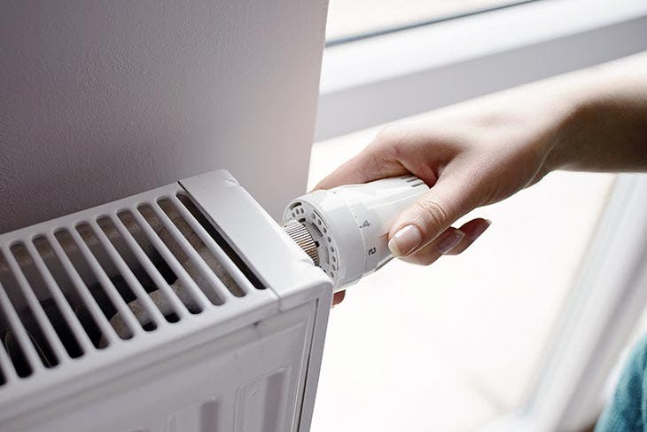 Girare la valvola termostatica del radiatore