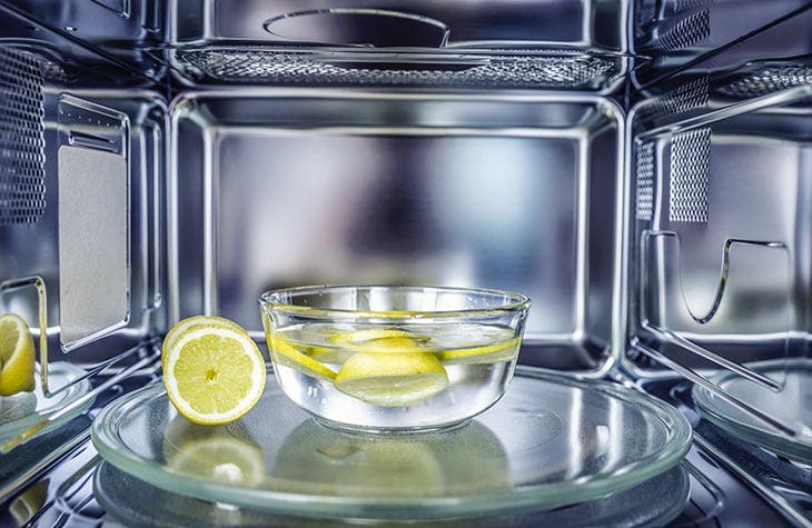 Rodajas de limón en un bol en el microondas