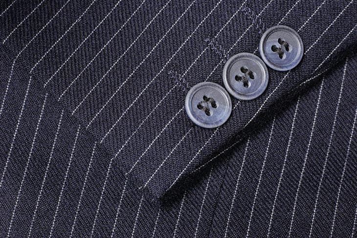 Tre bottoni sulla manica di una giacca