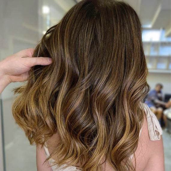 Twilighting doré sur cheveux bruns Twilighting doré sur cheveux bruns