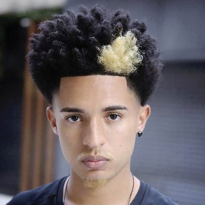 Twists avec mèches blondes et taper léger Twists avec mèches blondes et taper léger