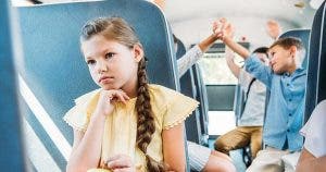 Un adolescent sauve une fille de lhumiliation apres avoir eu ses premieres regles dans le bus 1