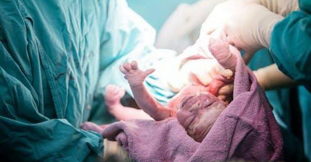 Un bébé est mort quelques secondes après sa naissance lorsque la sage-femme l’a laissé tomber la tête la première sur le sol