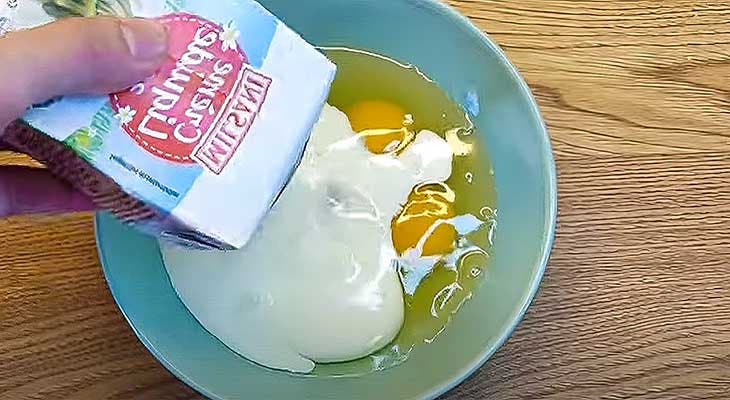Uma tigela com ovos e creme líquido