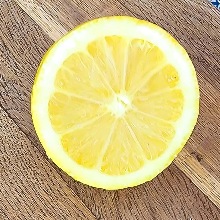 Un limón cortado por la mitad