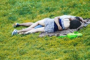 Un couple se fait prendre en train de faire l’amour dans un parc