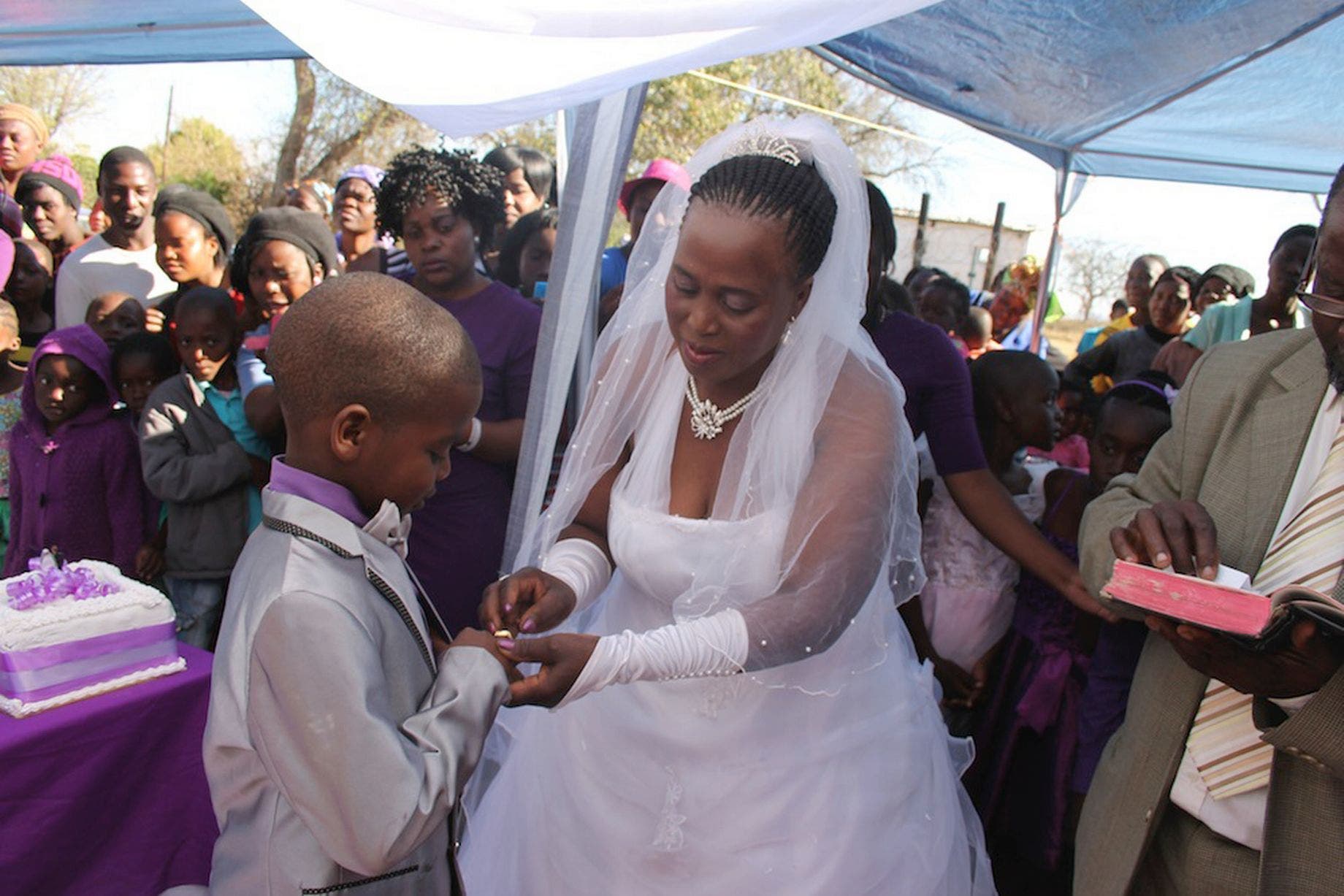 Un écolier âgé de 9 ans épouse une femme de 62 ans