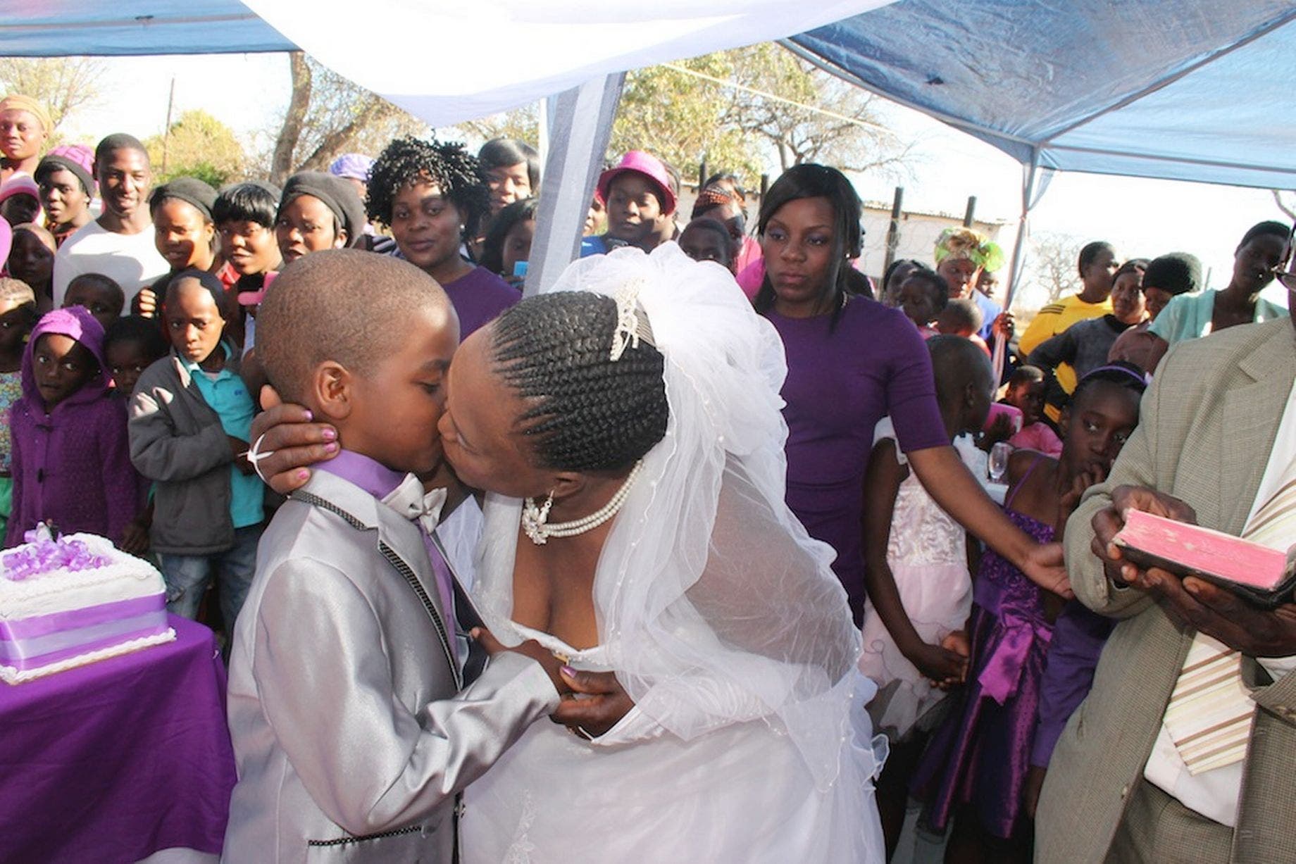 Un écolier âgé de 9 ans épouse une femme de 62 ans