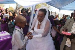Un enfant de 9 ans se marie avec une femme de 62 ans 1 1 1