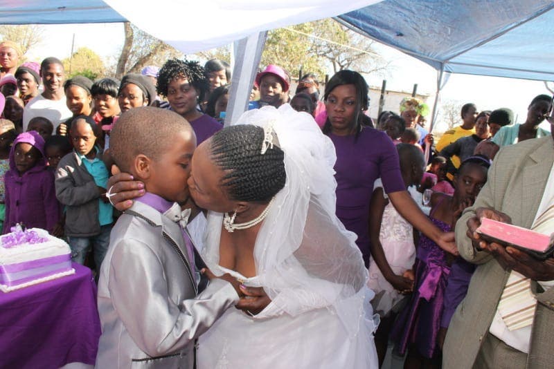 Un enfant de 9 ans se marie avec une femme de 62 ans