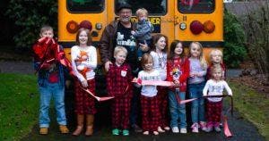 Un grand-père achète un bus scolaire pour emmener ses 10 petits-enfants chaque jour à l’école