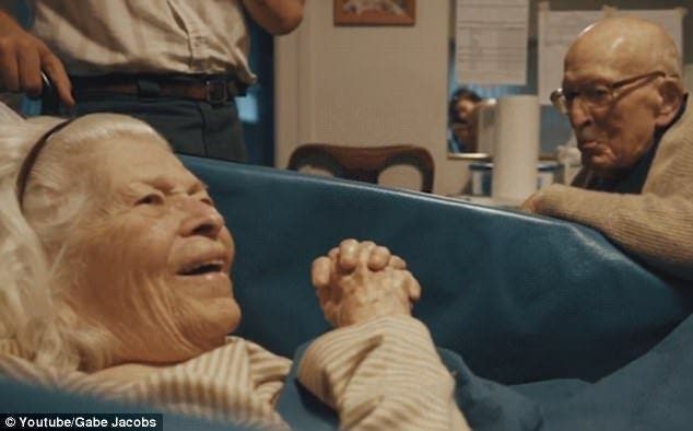 Un grand père de 105 ans dit je t’aime à sa femme de 100 ans dans une émouvante vidéo