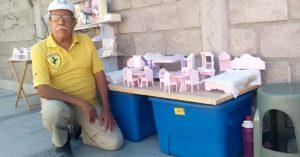 Un grand père demande de l’aide pour vendre ses meubles miniatures - une petite fille l’aide en publiant une annonce sur Facebook, il en vend désormais dans le monde entier
