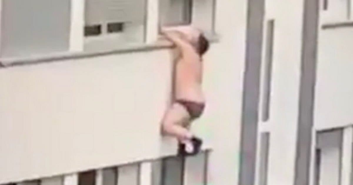 Un homme à moitié nu tombe s’accroche à la fenêtre