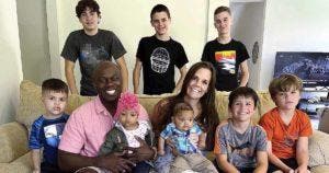 Un homme adopte les six enfants de sa femme provenant d'un précédent mariage_