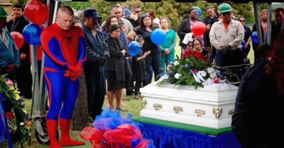 Un homme assiste aux funérailles d'un garçon en costume Spider-Man