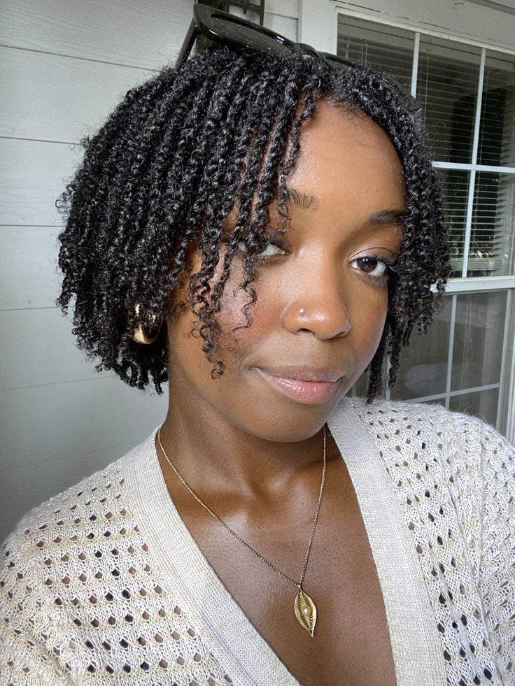 Un mélange de tresses et de finger coils Un mélange de tresses et de finger coils
