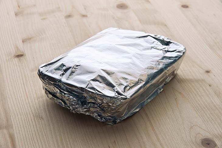 Un homme qui sent enveloppé de papier aluminium alimentaire