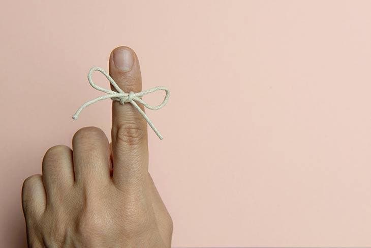 Un nudo de cuerda en un dedo.