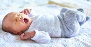 Un nouveau-né déclaré mort est ranimé et ouvre les yeux après un câlin de sa mère