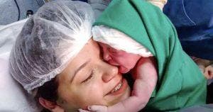 Un nouveau-né serre le visage de sa maman juste après sa naissance une image qui a ému les internautes