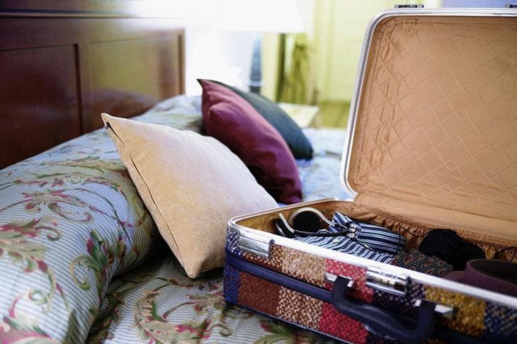 Se puede usar una almohada para llevar algunas de sus pertenencias.