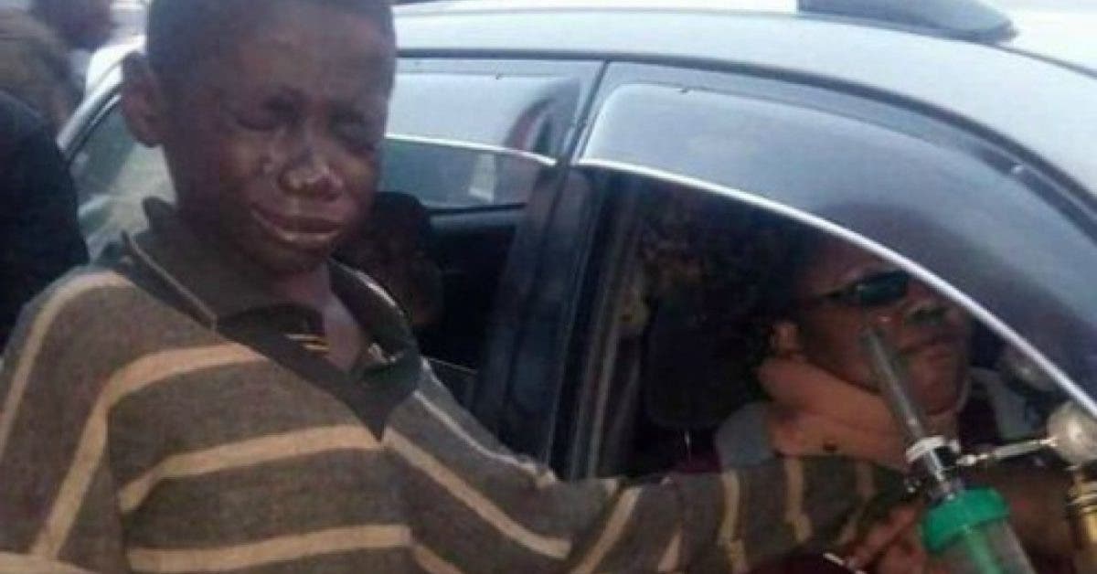 Un jeune garçon s’approche d’un véhicule pour demander de l’argent