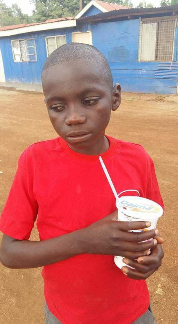 Un petit garçon sans-abri approche une voiture au Kenya pour mendier