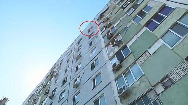 Un petit garçon saute du 9ème étage à cause de ses parents