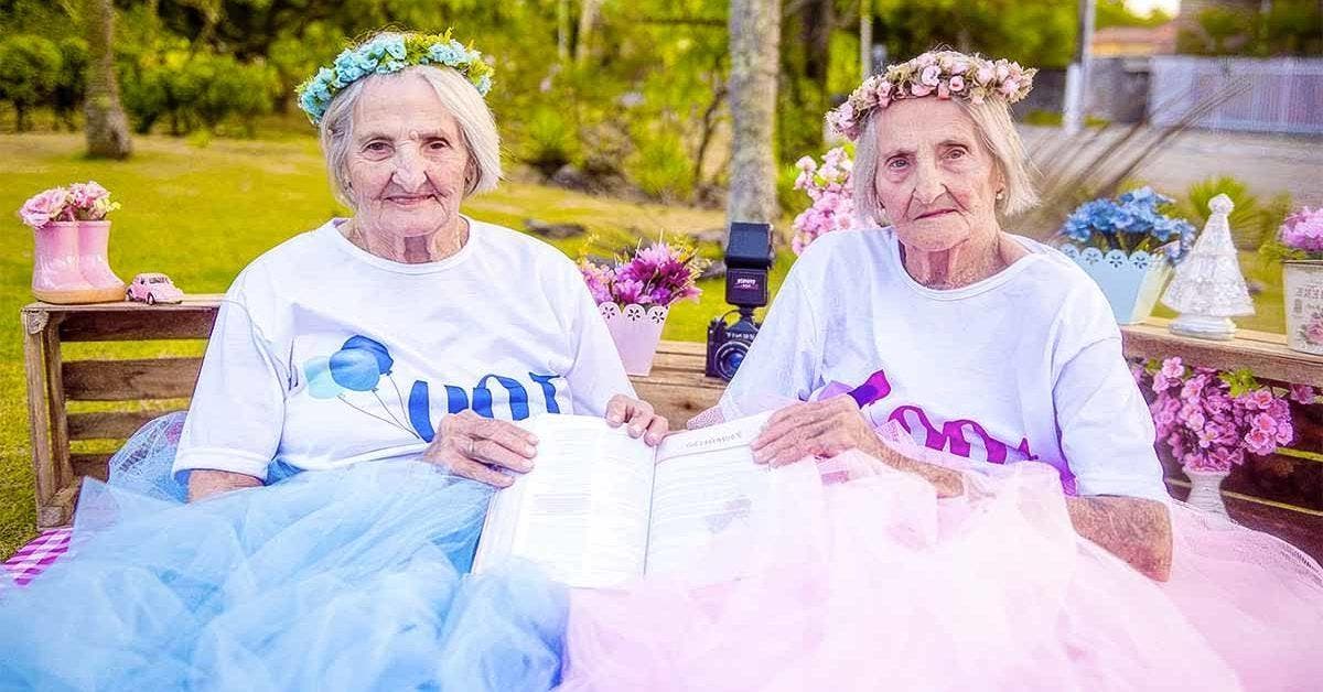 Un photographe capture des jumelles célébrant leur 100e anniversaire leurs photos émerveillent le monde